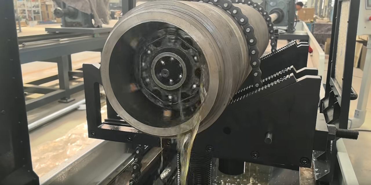珩磨机进行筒类试件内孔加工现场 珩磨机进行筒类试件内孔加工现场